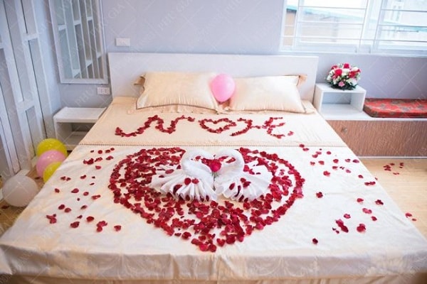 trang trí phòng cưới bằng hoa hồng đỏ